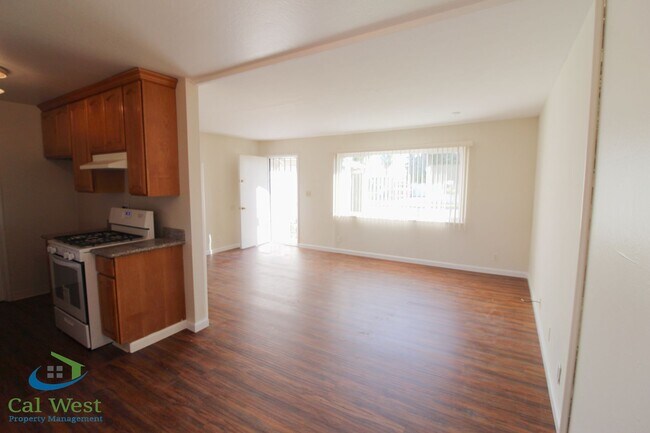 Building Photo - $2,995-Spacious 2 Bedroom 1 Bath home with...