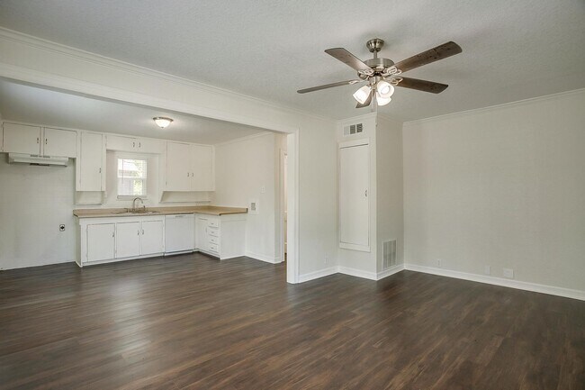 Foto del edificio - Amazing Remodeled 2 Bed, 1 Bath Ready tor ...