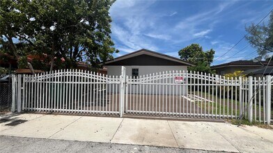 Building Photo - 2929 NW 22nd Ct