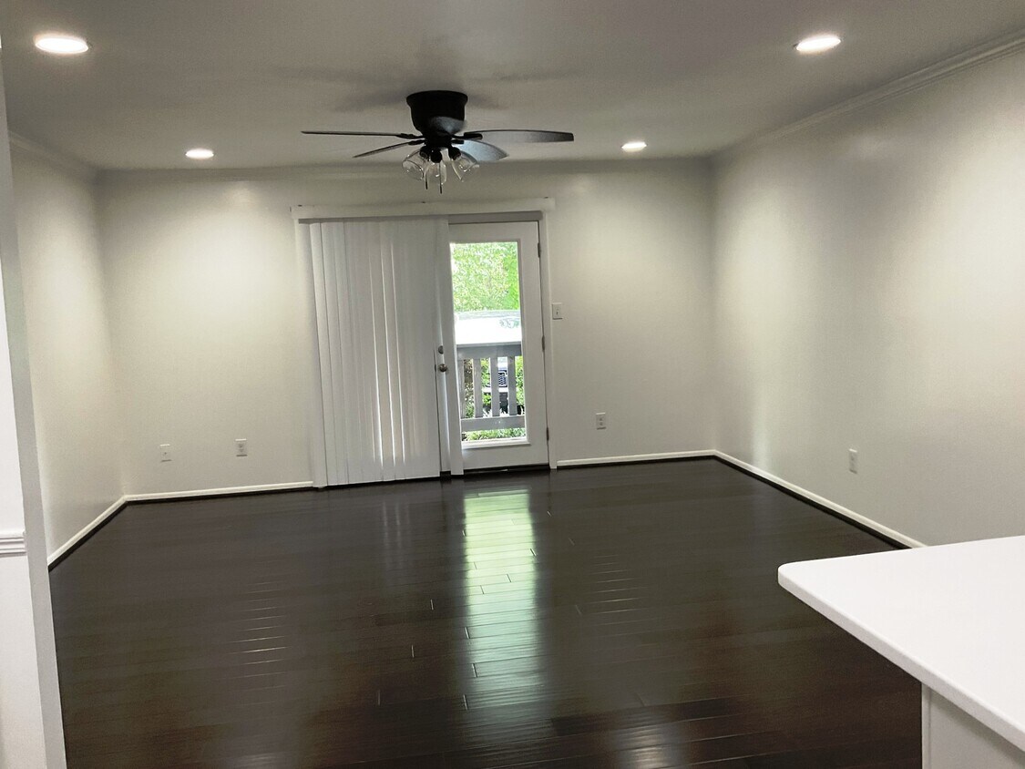 Living Room - 1001 Woodland Vlg