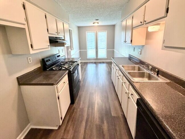 Building Photo - Bartellt Home Availalbe Now!