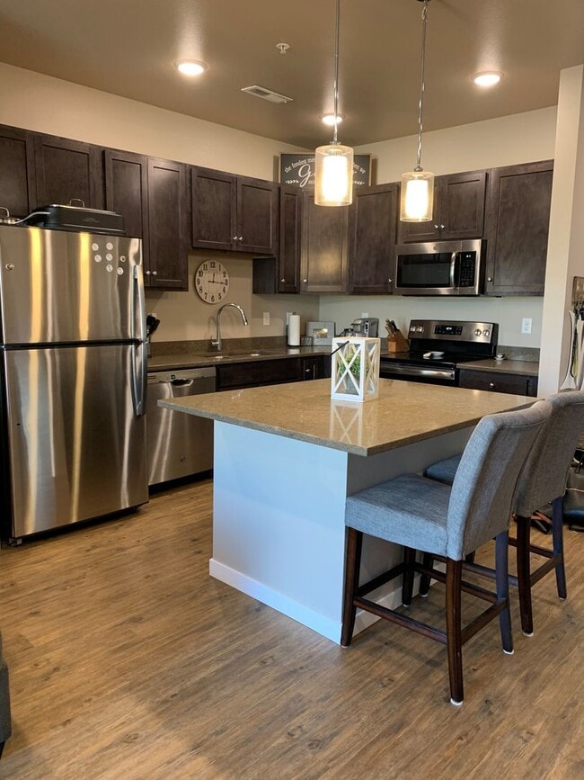 Foto del edificio - Spacious 1-Bedroom/1.5-Bath, unit 305, available Early July 2026!
