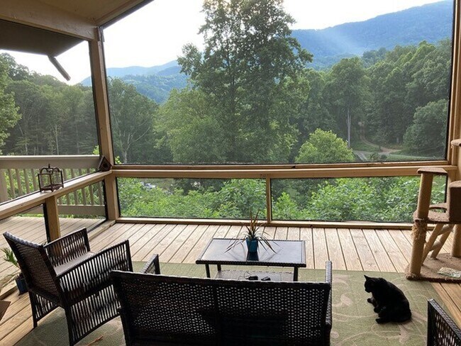 Foto del edificio - 3543 Dark Ridge Rd