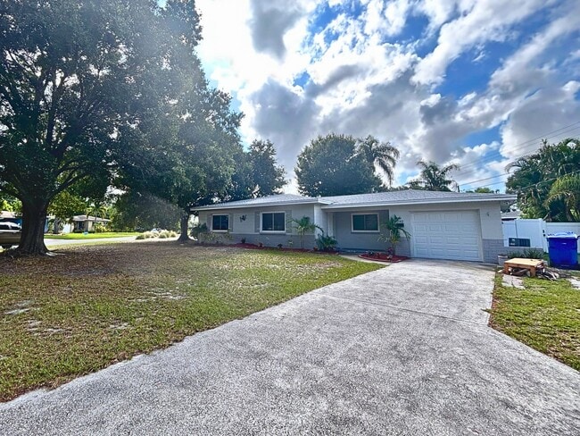 Foto del edificio - Renovated Home with Open Layout and Prime ...