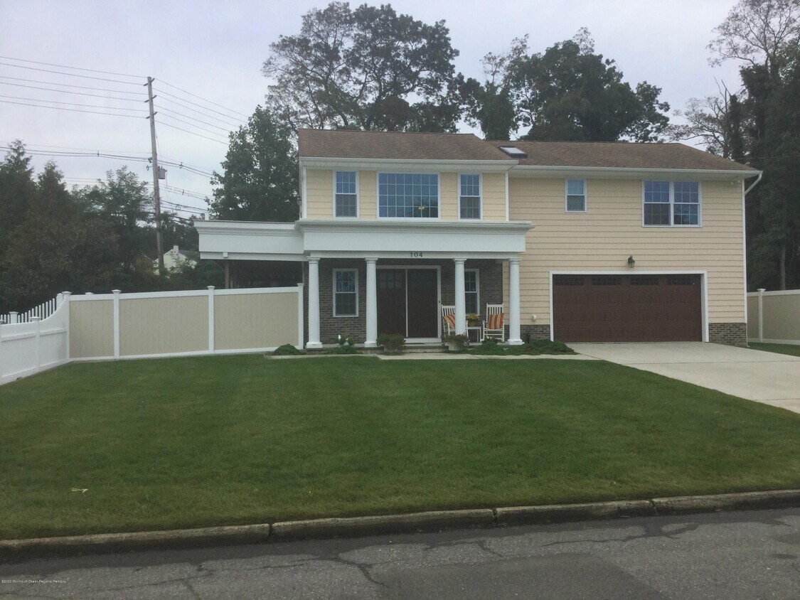 Primary Photo - 104 N Riverside Dr