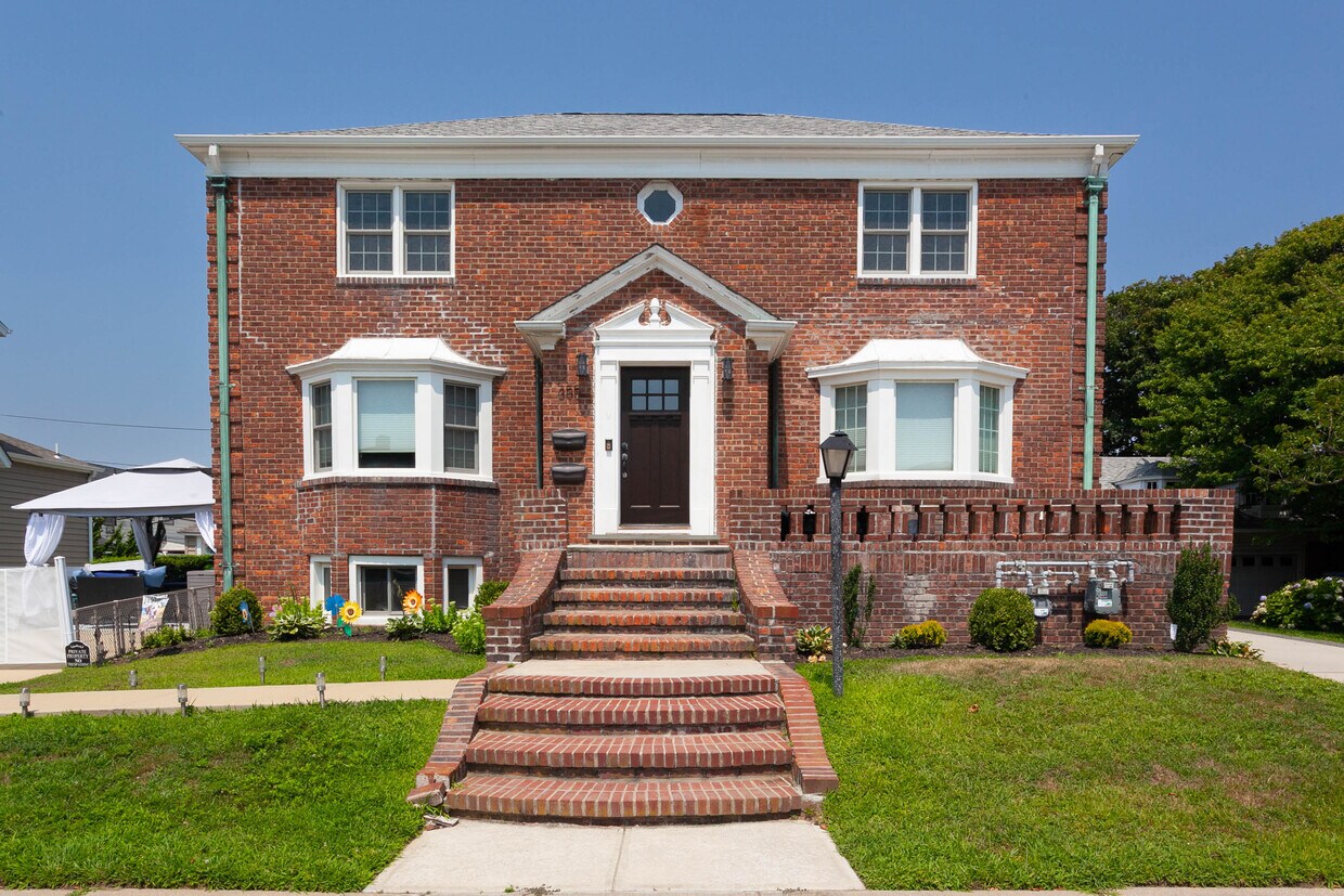 Primary Photo - 355 E Beech St