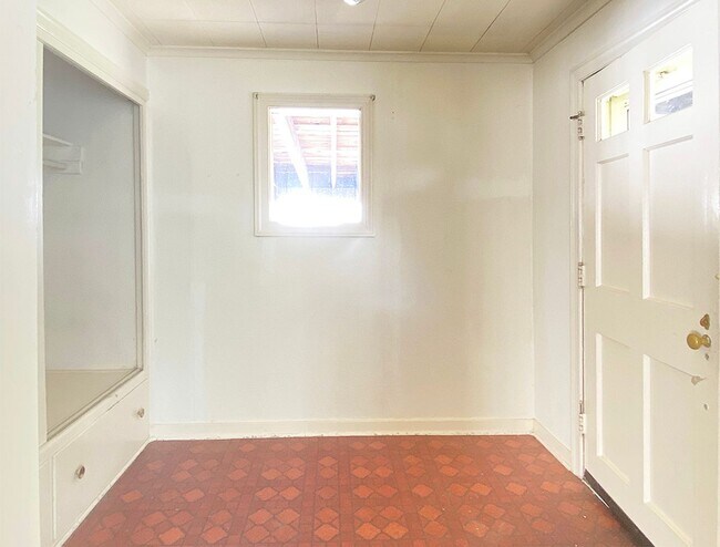 Building Photo - **Applications Pending** Single Level 4 Be...