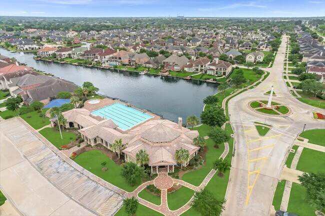 Foto del edificio - 18011 Darling Point Ct