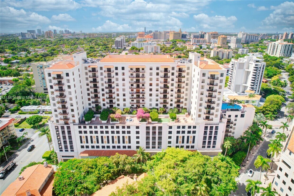 Foto principal - 888 Douglas Rd