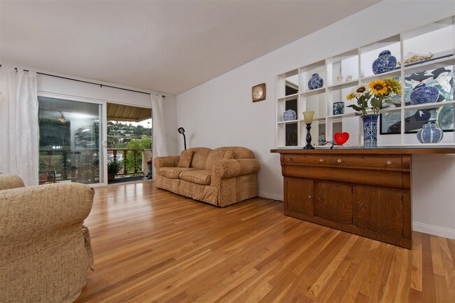Foto del edificio - Bright 2BR/1.5BA Condo in Prime La Mesa Vi...