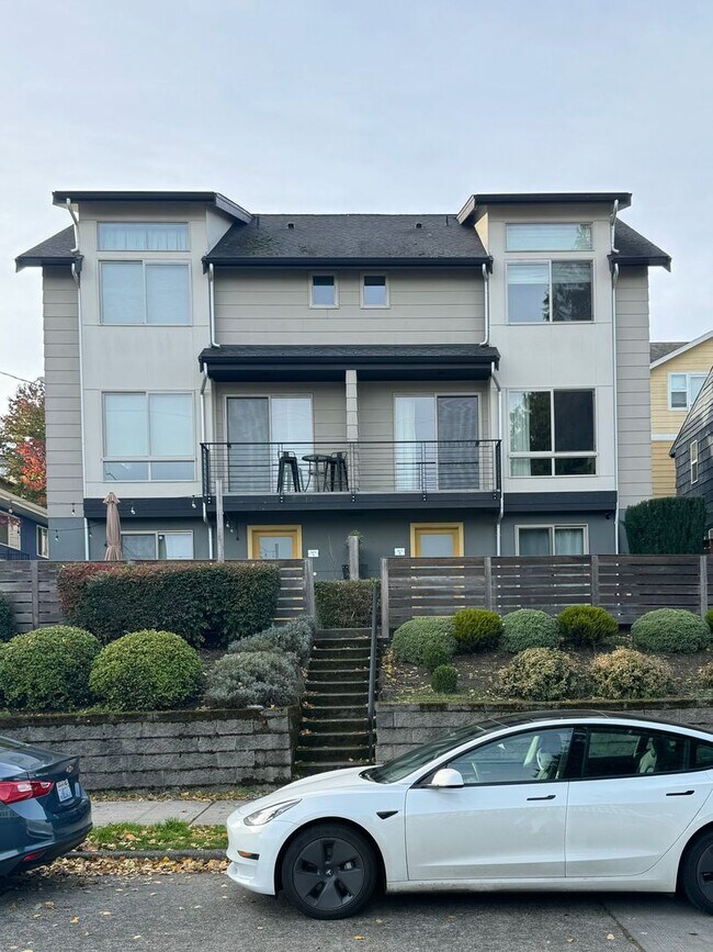 Building Photo - Charming Townhome in Magnolia