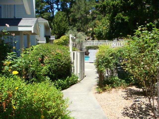 Building Photo - 2084 Ascot Dr