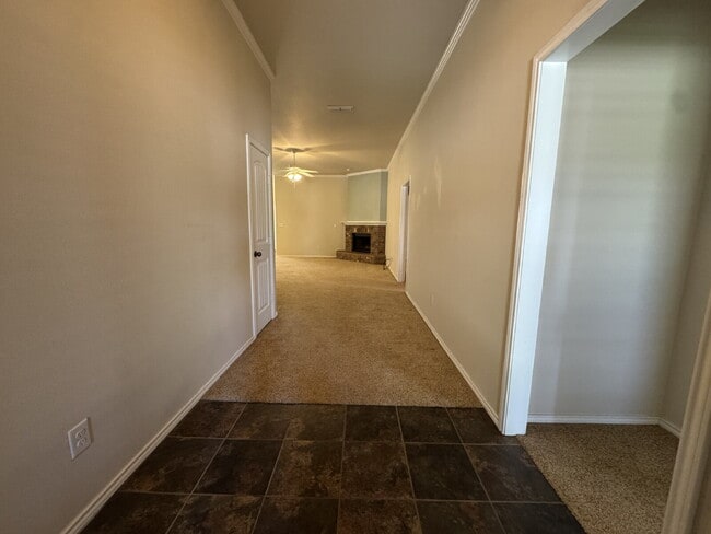 Building Photo - Beautiful & Spacious 4-Bedroom Home in Lub...