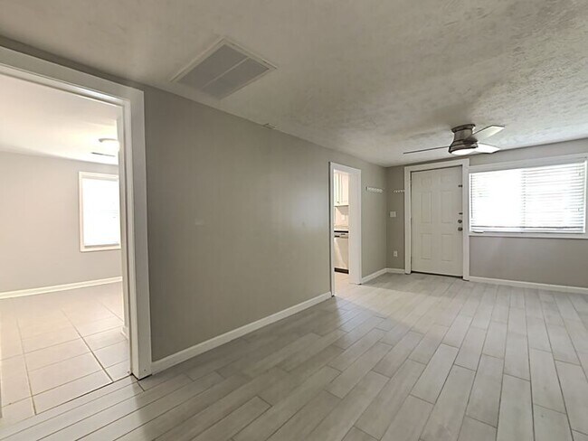 Building Photo - 4013 E Fairview Dr