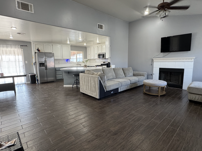 Living room area with working gas/wood fireplace - 3920 Teal St