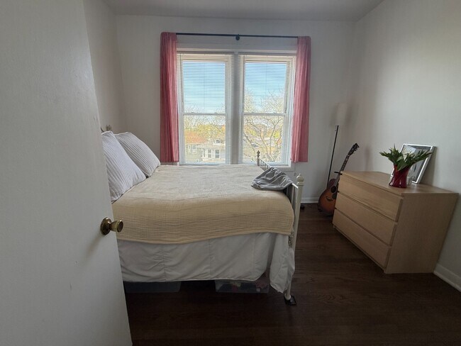 Foto del edificio - Rogers Park 1 Bed 1 Bath/ Dog Friendly / Top Floor Unit