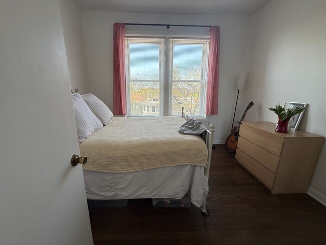 Building Photo - Rogers Park 1 Bed 1 Bath/ Dog Friendly / Top Floor Unit