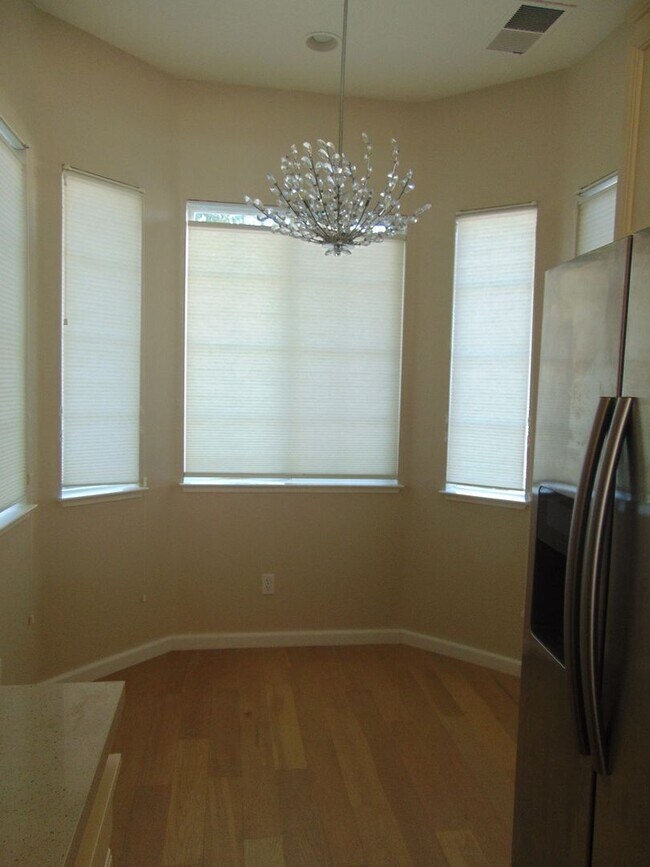 Foto del edificio - Gorgeous 2 story home available now in Gat...