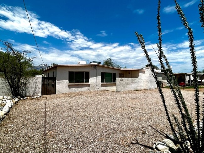 Building Photo - Remodeled bungalow in Central Tucson