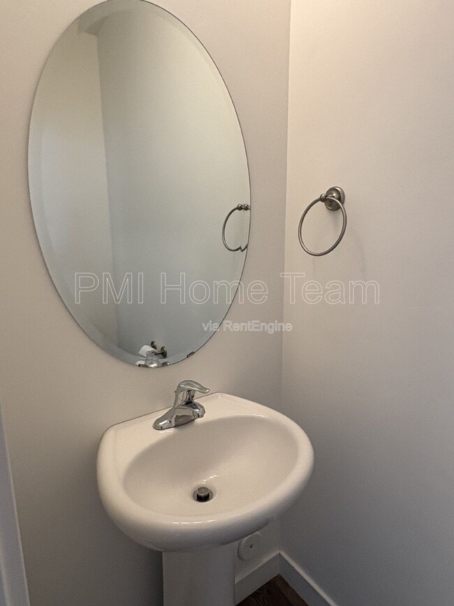 Building Photo - 1616 W Parkview Dr