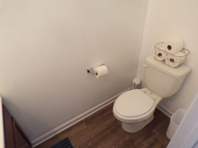 Foto del edificio - Two Bedroom Two and half Bathrooms Townhome!