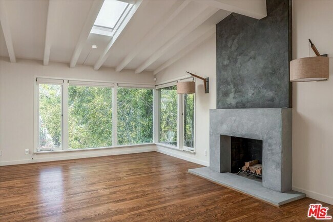 Foto del edificio - 2412 Canyon Oak Dr