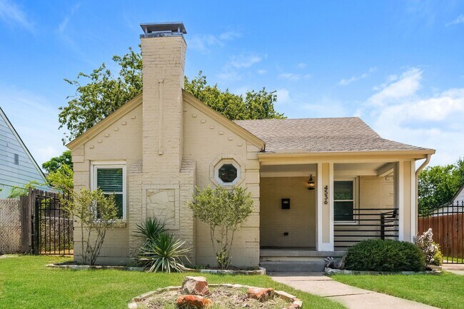 Foto del edificio - Beautifully Updated 3-Bedroom 2-Bath Home - Detached Garage with Bonus Space! Fenced-in Yard!