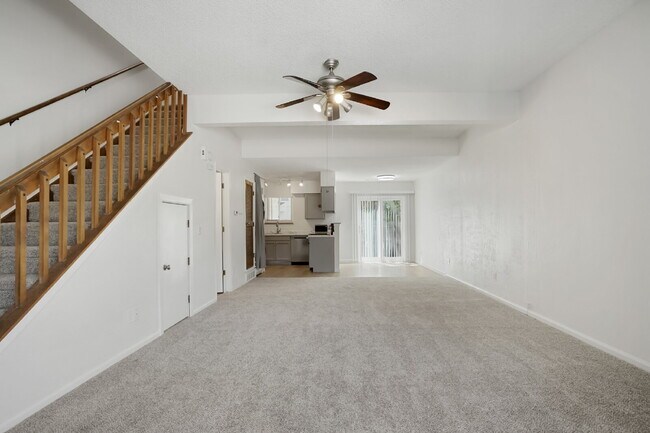 Foto del edificio - Spacious 2 Bed Townhome with Parking in Lake Arbor