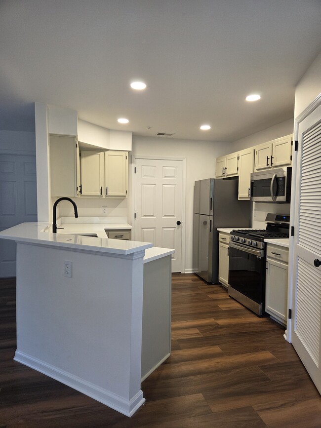 Building Photo - 6001 Tudor Dr