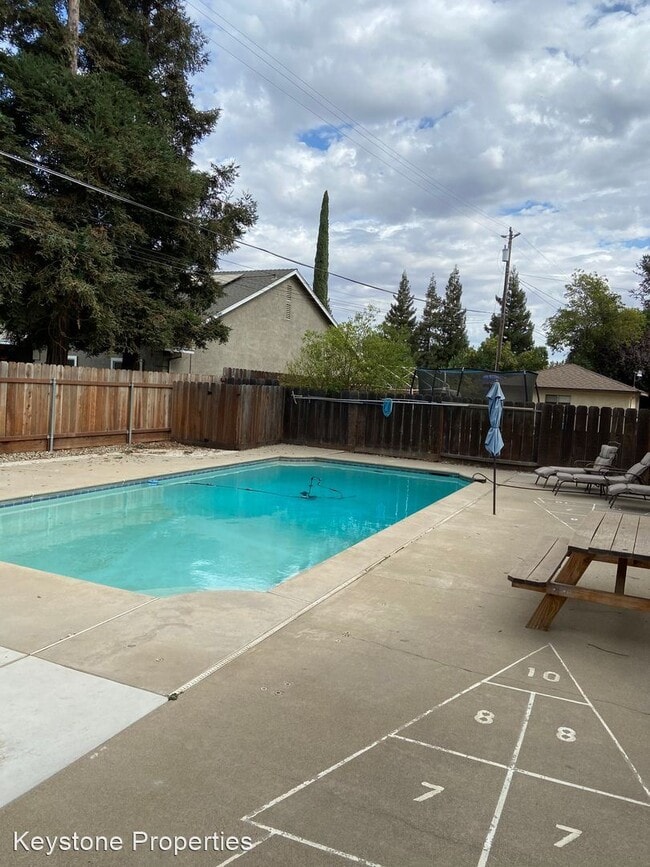 Building Photo - 4 br, 2 bath House - 2210 Yosemite Ave