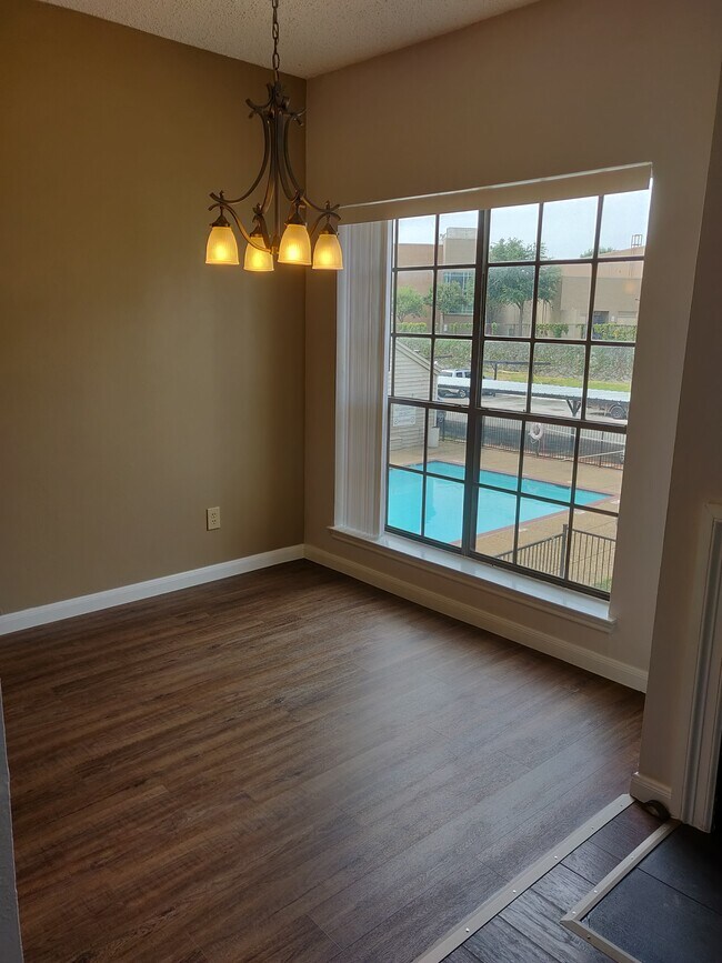 Comedor - 9747 Whitehurst Dr