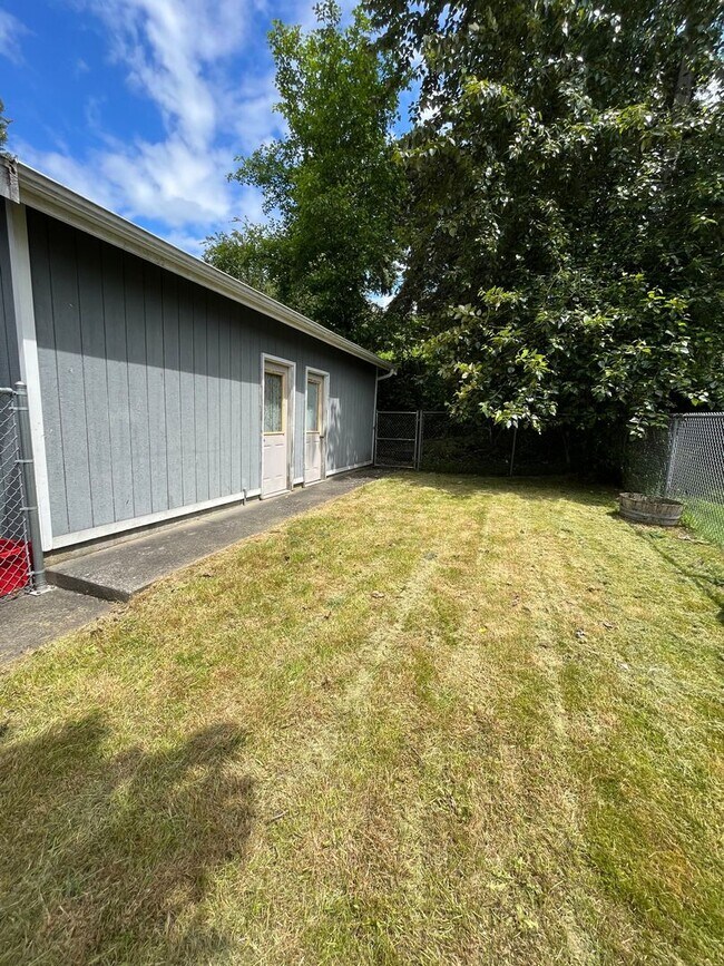 Foto del edificio - 3 Bedroom  1.5 Bath Townhouse  w/ Detached Garage near Whatcom Falls Park