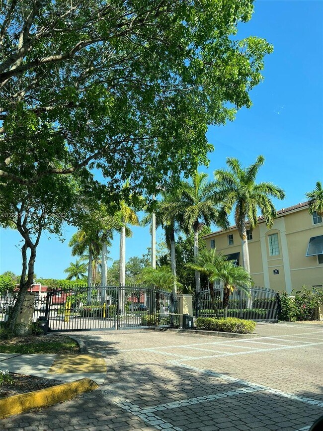 Foto del edificio - 110 Jacaranda Country Club Dr