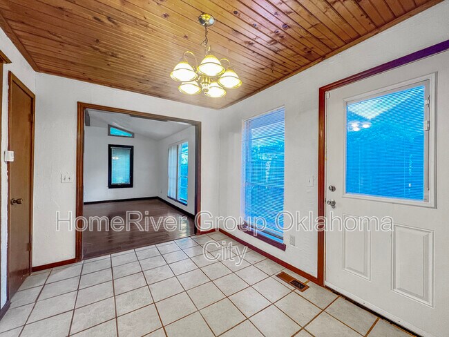 Foto del edificio - 9005 N Davis Ave