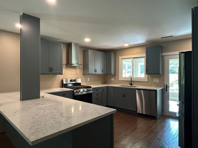 Foto del edificio - Fully Renovated 3BR/2BA Home with Creek Vi...