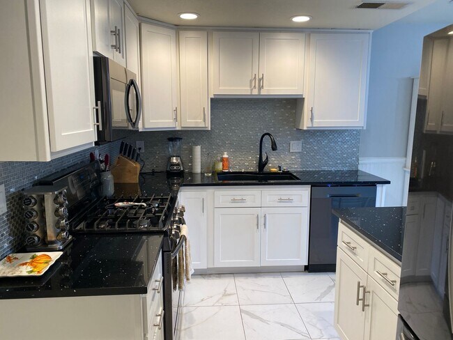 Building Photo - Recently Updated and Ready for Move In Fam...