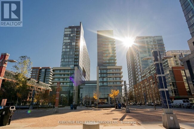 Building Photo - 36 Lisgar St