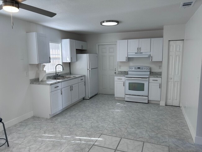 Building Photo - 662 Marot St