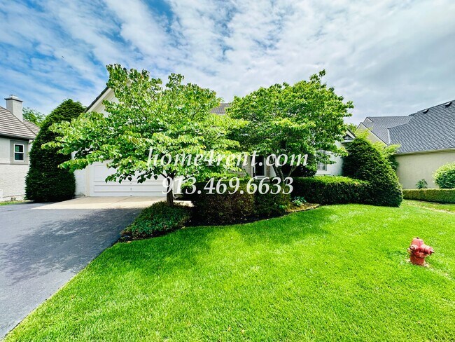 Foto del edificio - Exceptional 1.5 Story Home in the Prestigious Loch Lloyd Community!