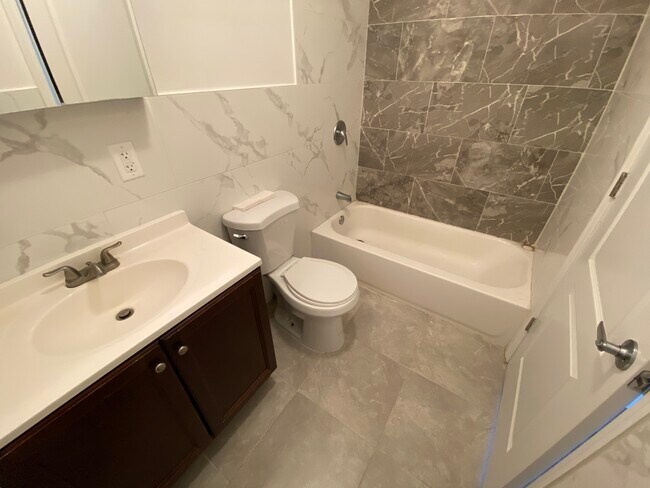 Foto del edificio - 1111 Adee Ave