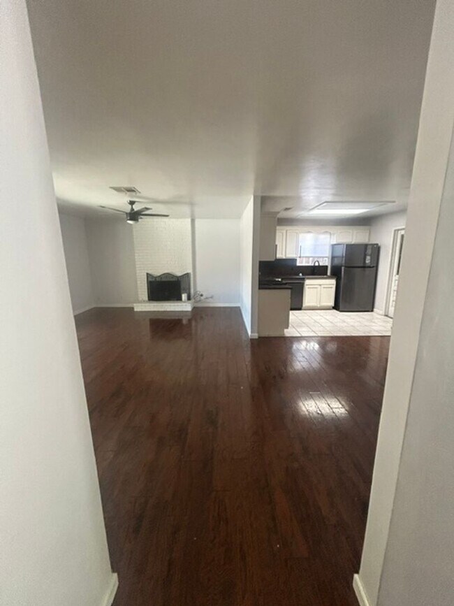 Building Photo - 3 Bedroom 2 Bathroom Centrally Located Near Shopping and Restaurants!