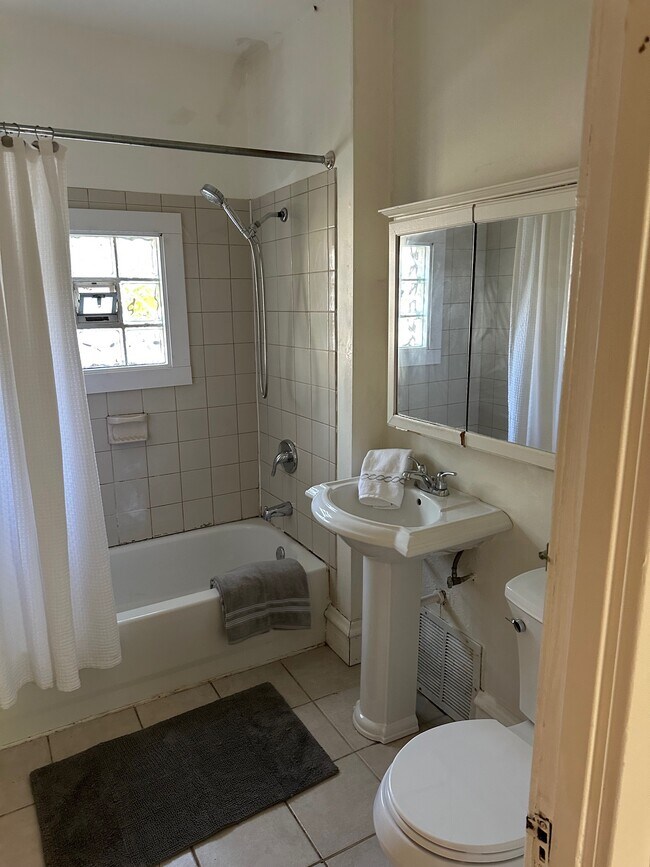 Baño - 701 Clara Ave