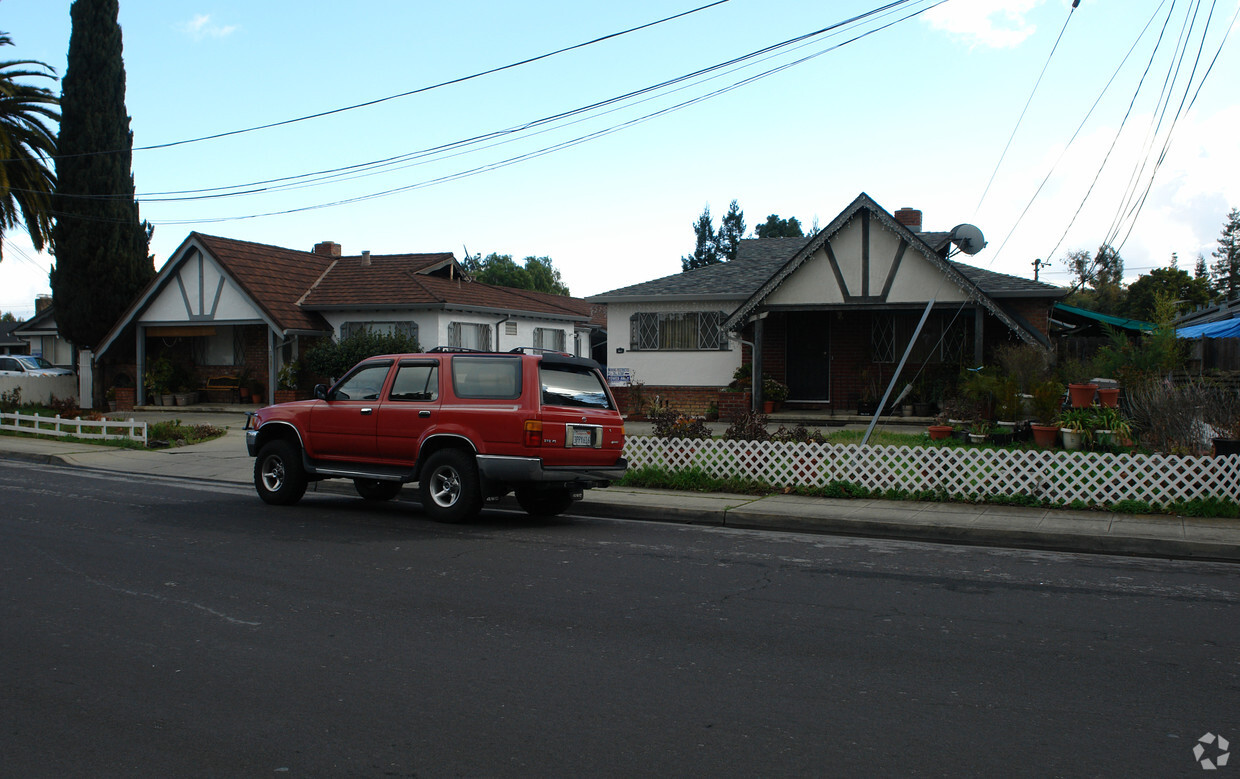 Primary Photo - 367 Easy Street
