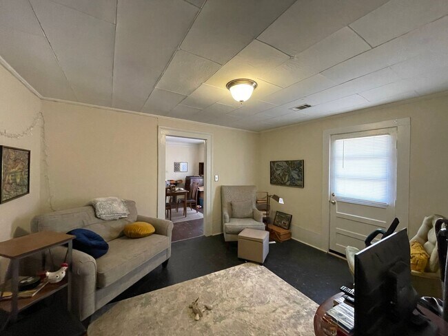 Building Photo - Three Bedroom on Easy St!