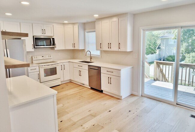 Foto del edificio - 3 Bed / 2-1/2 Bath Single Family Home