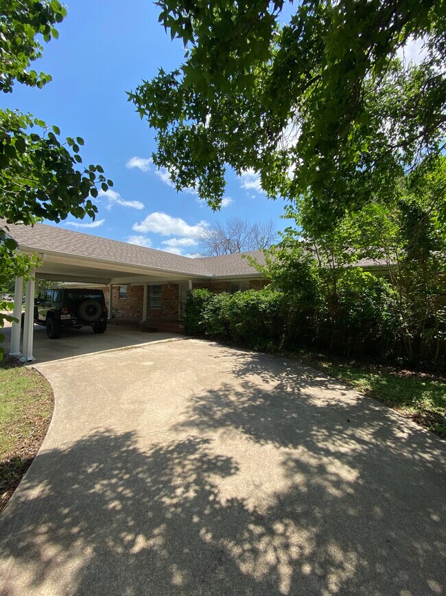 Building Photo - 816 Laurence Dr
