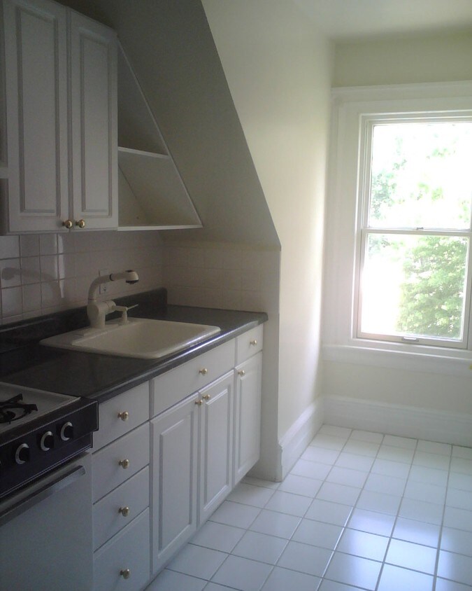 Building Photo - 1301 Oak Ln