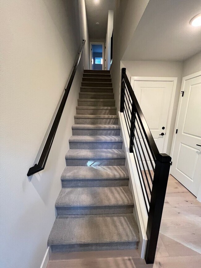 Foto del edificio - Modern 3Bed/2Bath PLUS 2 car garage Townhome in Bellevue!
