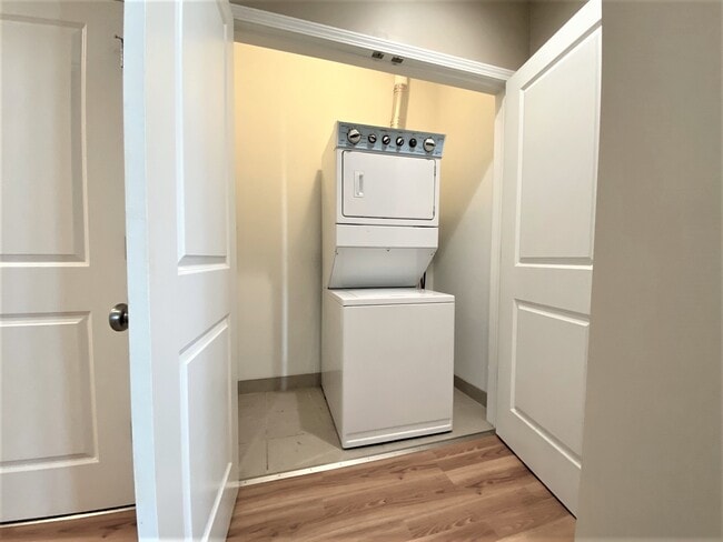 5RE In Unit Laundry - 3223 N Sheffield