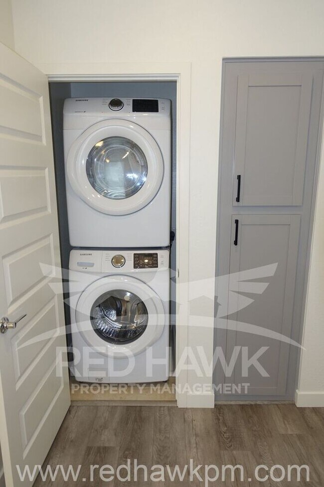 Building Photo - Immaculate 2 Bedroom plus Loft, 2.5 Bathro...